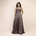 Vestido Remy Importado, Tecido Jacquard e Saia Rodada - Bordo