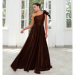 Vestido Earyn Um Ombro Cetim, Detalhe Ombro Saia Rodada - Bordo