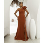 Vestido Ruth Alfaiataria Um Ombro Prega, Detalhe Flor e Saia Fenda - Terra Cota