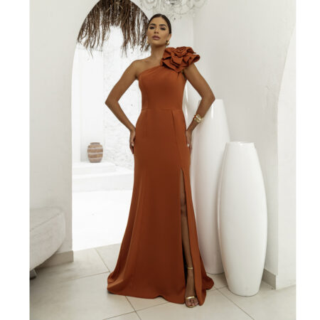 Vestido Ruth Alfaiataria Um Ombro Prega, Detalhe Flor e Saia Fenda - Terra Cota