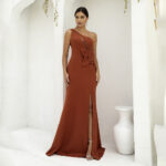 Vestido Lennon Alfaiataria Um Ombro, Detalhe Flor e Saia Fenda - Terra Cota