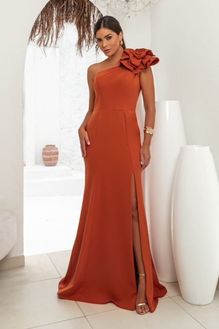 Vestido Ruth Alfaiataria Um Ombro Prega, Detalhe Flor e Saia Fenda - Terra Cota