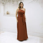 Vestido Kinley Um Ombro, Laço Frontal, Crepe Ggt e Saia Roda - Terra Cota