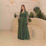 Vestido Kaylyn Chiffon Busto Prega, Cintura Bordada e Capa - Oliva