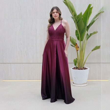 Vestido River Cetim Degrade, Busto Plissado e Saia Fenda - Borgonha