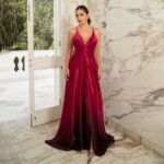 Vestido Gia Cetim Degrade Decote Prega e Saia Fenda - Vermelho
