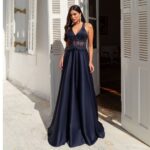 Vestido Sharon Cetim Detalhe Bordado, Alça Cruzada e Saia Rodada - Marinho